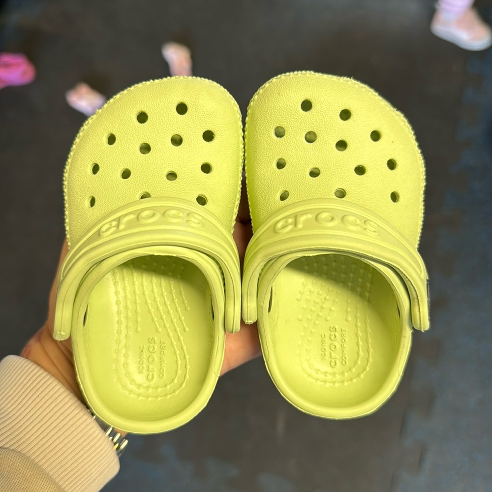 NWOT Crocs size 4